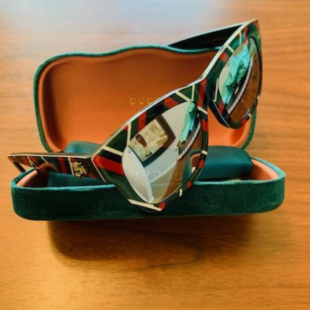 GUCCI Sunglasses w Case, Satin Bag & Cloth